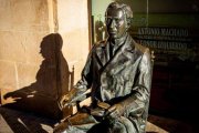 La escultura de Antonio Machado en Soria deja un espacio abierto que el visitante ocupa para completar la escena