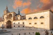La catedral de El Burgo de Osma destaca por su silueta monumental y su integración en el casco histórico