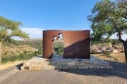 La escultura de Antonio Machado añade un valor emocional e histórico a uno de los miradores mejor valorados de Soria
