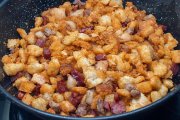 Las migas sorianas muestran su versión más clásica, con pan crujiente, embutidos y ese equilibrio de texturas que define la cocina pastoril