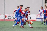 Juancho, que inició la jugada del gol rojillo, trata de fajarse de varios rivales en un lance del encuentro.