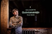 Óscar García en el zaguán de su nuevo restaurante, Baluarte Quintanarejo, en la mañana de este martes.