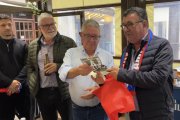 Patricio de Pedro entrega un detalle al presidente de la Peña Amigos del Numancia, Antonio Reglero.
