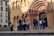 Turistas ante Santo Domingo, en la capital.