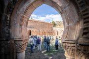 Visitantes en los Arcos de San Juan de Duero.