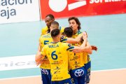 Los jugadores del equipo canario celebran un punto.