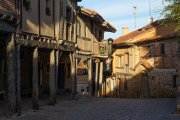 Las calles empedradas y la arquitectura medieval de Calatañazor convirtieron al pueblo soriano en uno de los escenarios elegidos por Orson Welles para rodar Campanadas a medianoche.