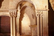 Los templetes del interior de San Juan de Duero conservan capiteles con escenas bíblicas y seres fantásticos que refuerzan el aura misteriosa del monasterio soriano.