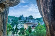 La ermita de San Bartolomé, enmarcada por las paredes de una cueva del Cañón del Río Lobos, concentra una de las estampas más evocadoras y misteriosas de Soria.