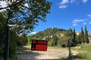 Imagen de 'se vende' en la parcela de Las Ánimas.