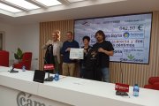 Entrega del cheque del delantal solidario a Parkinson Soria.
