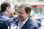 Alfonso Fernández Mañueco se abraza con el presidente de Asturias, Adrián Barbón, en el Foro del Noroeste.
