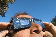Persona con unas gafas para ver eclipses.