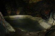 La Bañera de la Reina, en la Cueva de Villaciervos, sorprende por su forma casi perfecta y el agua acumulada en esta singular formación natural subterránea.