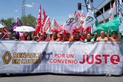 Los trabajadores de Renault se concentran para exigir a la empresa que vuelva a la mesa de negociación.