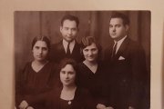 Juan Foronda, en el centro, junto a su mujer (abajo) y sus tres hermanos.