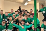 La plantilla de la S.D. Ágreda celebra un triunfo en el vestuario.