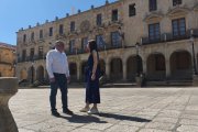 Belén Izquierdo y Damián Ferrero en la plaza Mayor.