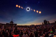 Recreación del eclipse durante el festival.