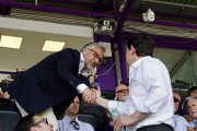 Carlos Pollán y Alfonso Fernández Mañueco se saludan ayer en el partido de rugby de España en el Zorrilla.