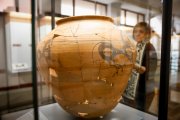 La directora del Museo en la zona dedicada a Numancia.
