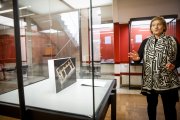 Arlegui delante de la vitrina que albergará el brasero de Uxama.
