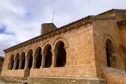 La galería porticada de la iglesia de San Martín fue desmontada y reconstruida piedra a piedra entre 1982 y 1983 tras haber permanecido cegada y utilizada como corral, según ArtMedieval.net.