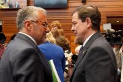 Pollán y Mañueco en la sesión constitutiva de las Cortes de Castilla y León, celebrada el 14 de abril.