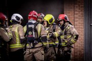 El incendio de un vehículo obliga a desalojar varios bloques de viviendas