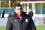 El C.D. Golmayo Camaretas masculino anuncia la incorporación de Gutty Navarro a la estructura del club como nuevo director técnico.

Navarro tiene una dilatada experiencia en el mundo profesional puesto que ha estado involucrado con clubes como Getafe C.F., R.C.D. Espanyol Escola, Arandina C.F., Unami C.P. entre otros, consiguiendo importantes aspiraciones tales como ascenso a 3ª RFEF. 

Además de ser entrenador en categorías altas, su experiencia recorre más disciplinas. Ejemplo de ello es su trabajado como analista para Miguel de la Fuente en el ascenso a 2ª RFEF o ser partícipe en las negociaciones de jugadores de dichas categorías como Kengo Kimura, Hitoshi Ishida o Adrián Esperalta.   

Gutty Navarro expone llegar con motivación puesto que es una categoría que ya conoce y por el nivel positivo de fútbol que se está viviendo en la provincia con la buena temporada de la S.D. Almazán, el ascenso del C.D. Calasanz y el finalista de playoff C.D. San José. "Queremos aprovechar este momento afinando la confección de la plantilla para atraer a jóvenes que jueguen en la categoría óptima para su crecimiento", comenta.

Además, señala que pretenden sumar algún jugador que daría bastante nivel a la plantilla y así obtener la permanencia como principal objetivo: "se prevee una temporada dura con equipos como el C.D. Becerril, Villarcayo Nela C.F. entre otros, por eso, queremos estar en la zona noble de la tabla para no volver a estar pendientes de situaciones de arrastre". 

El club balaquero está en crecimiento, hizo muy buena temporada en su primer año en la categoría con buenos partidos y resultados. Como ya ha comentado la entidad en reiteradas ocasiones, quieren asentar al equipo en regional para en futuros años, pensar en posibles playoff de ascenso una vez establecido el proyecto. Por ello, llevan tiempo haciendo fuertes inversiones en infraestructuras, como el nuevo campo, organigrama del club, y, ahora, con esta gran incorporación con Gutty Navarro al frente del banquillo.
Gutti Navarro es el nuevo director deportivo del Golmayo Camaretas.