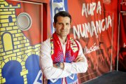 Lolo Escobar en el túnel de vestuarios de Los Pajaritos tras su presentación como entrenador del Numancia.