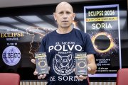 Carlos París presenta la edición conmemorativa de los chocolates de El Beato con motivo del eclipse.
