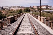 Vista parcial de la vía férrea que atraviesa el viaducto sobre el río Golmayo.