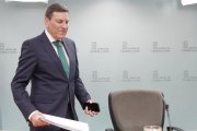 El consejero de Economía y Hacienda y portavoz, Carlos Fernández Carriedo, comparece en rueda de prensa posterior al Consejo de Gobierno.