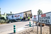 Los servicios de emergencia trabajan para limpiar la carga del camión que transportaba pintura.