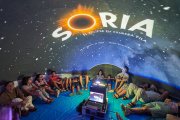 Vecinos y turistas de Soria exploran el cosmos en el planetario portátil.