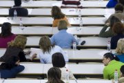 Archivo - Junta pacta con sindicatos 7.215 plazas de personal temporal e interino, de las que 4.500 son para docentes.