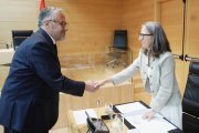 Carlos Pollán saluda a la socialista María del Carmen Iglesias antes de la comparecencia.