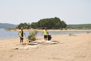 Tareas de limpieza en la zona del embalse el día de cierre del Motorbeach.