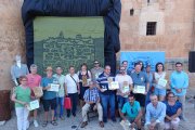 Foto de familia de los participantes en el concurso de vinos caseros de San Esteban.