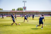 Lolo Escobar dirige su primer entrenamiento en la Ciudad Deportiva con 23 futbolistas.