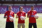 Luis Roldán, Pelayo Suárez y César Moreno durante su presentación como nuevos jugadores del Numancia.