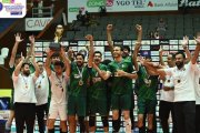 Alberto Toribio celebra el título en el CAVA junto al combinado pakistaní.