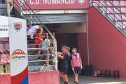 Jugadores numantinos firmando autógrafos y haciéndose fotos con jóvenes aficionados que se han pasado por Los Pajaritos.