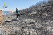 Un agente de la Guardia Civil en la zona incendiada.