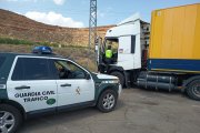 Un guardia civil en la cabina de un camión.