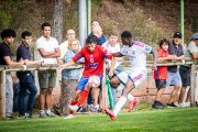 Iván Moreno, que ocupó el extremo derecho del ataque del Numancia, en una jugada con un jugador madridista.
