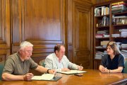 Momento de la firma del convenio.