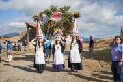 Vecinos y visitantes celebran la tradicional festividad de las Mondidas.