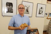 Pascual Marín posa con el primer premio del Certamen de Fotografía de Castilla y León.